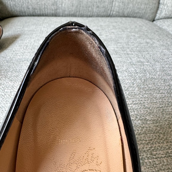 Classic Louboutin black patent heels. Size 38. - Picture 12 of 14